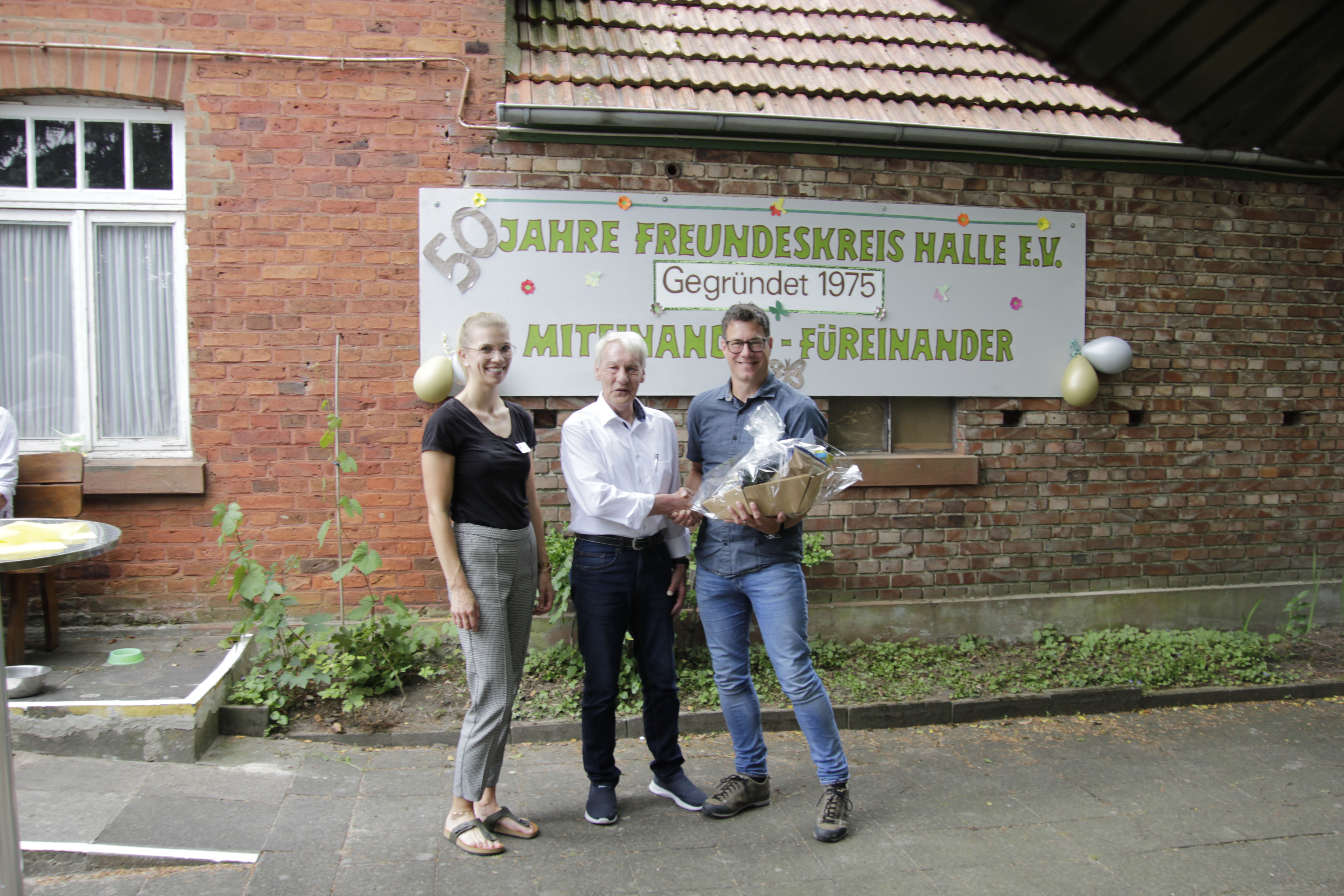 Vertreter der Caritas mit Rolf Abraham